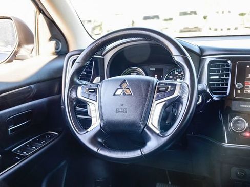 Used 2018 Mitsubishi Outlander 4WD Plug-In Hybrid image 17