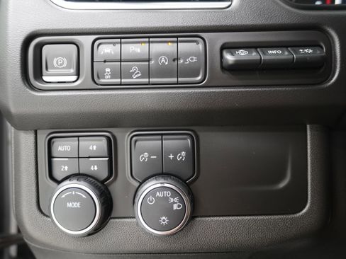 Used 2021 Chevrolet Suburban Premier AWD/4WD image 29