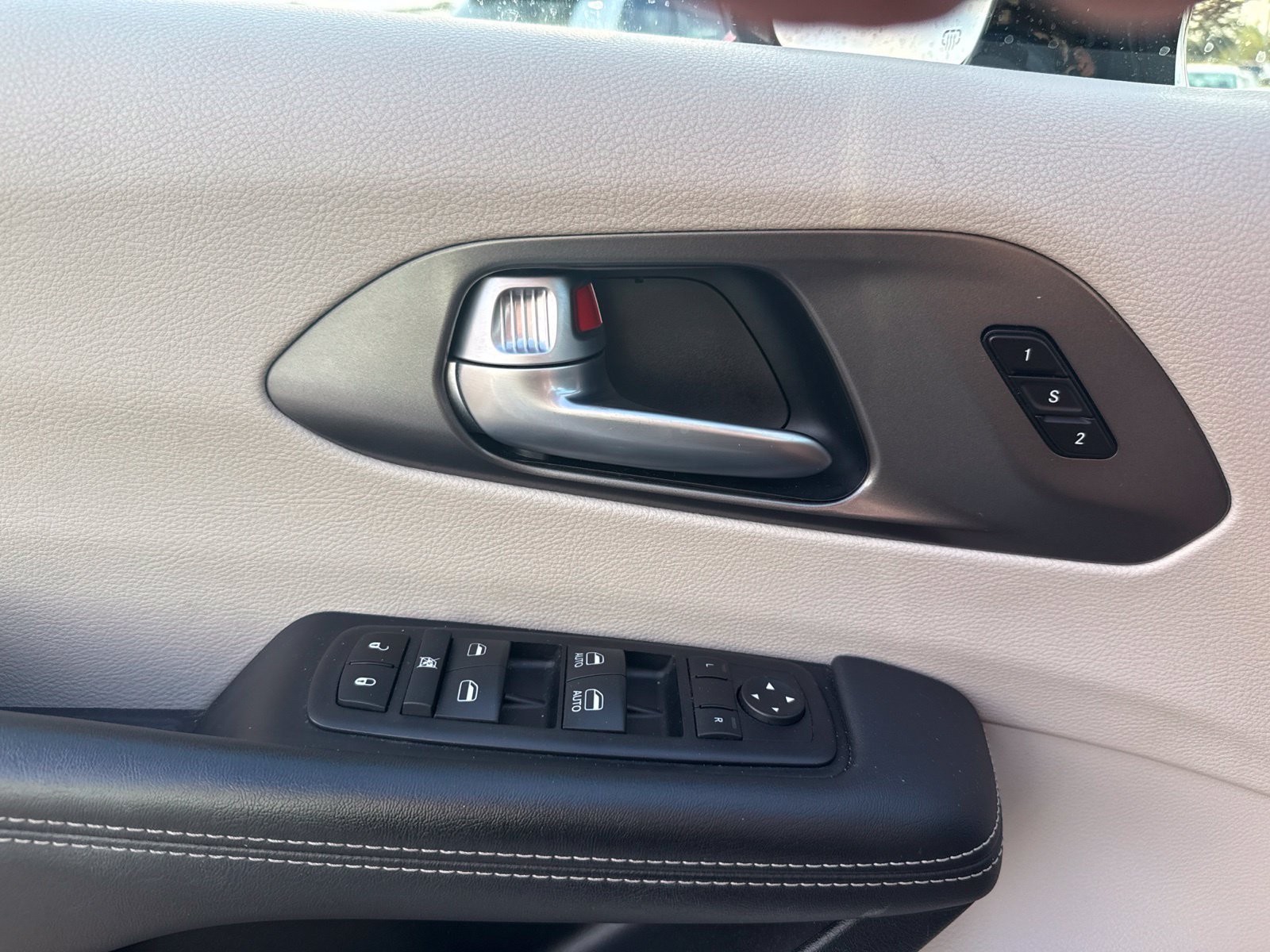 Used 2024 Chrysler Pacifica Touring-L FWD image 21