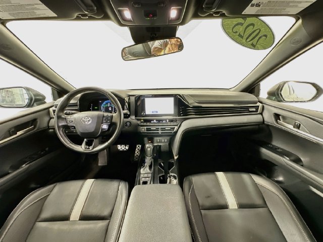 Used 2025 Toyota Camry SE FWD image 11