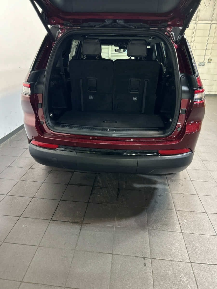 Used 2024 Jeep Grand Cherokee L Altitude AWD/4WD image 12