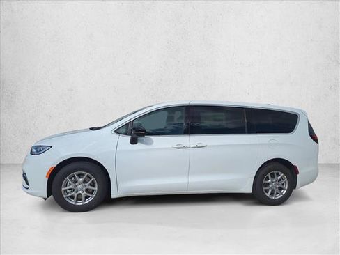 New 2026 Chrysler Pacifica Select image 4
