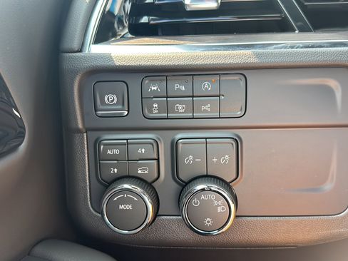 Used 2026 Chevrolet Suburban LT AWD/4WD image 32