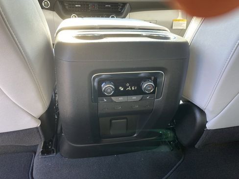 New 2025 Chevrolet Suburban Premier image 25