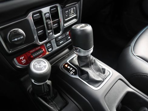 Used 2024 Jeep Wrangler Unlimited Rubicon 4xe AWD/4WD image 34