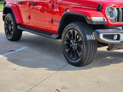 Used 2025 Jeep Wrangler Sahara image 11