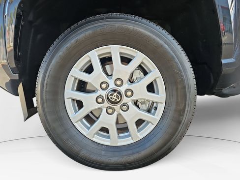 Certified 2025 Toyota Tacoma SR5 AWD/4WD image 24
