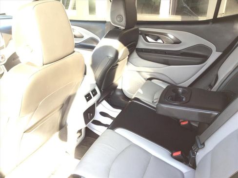 Used 2022 GMC Terrain SLT w/ LPO, Floor Liner Package image 22