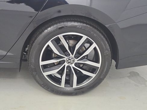 Certified 2025 Volkswagen Jetta SE FWD image 33