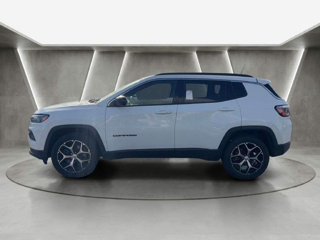 Used 2024 Jeep Compass Latitude AWD/4WD image 4