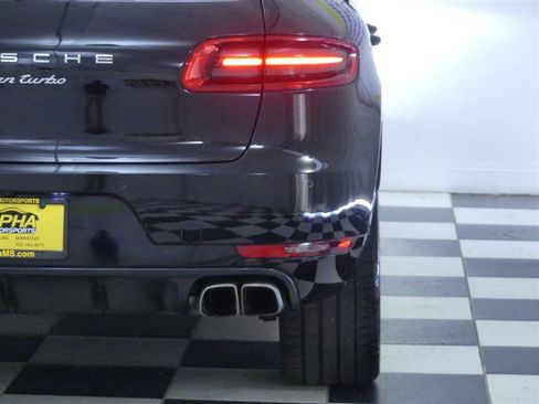 Used 2018 Porsche Macan Turbo image 32
