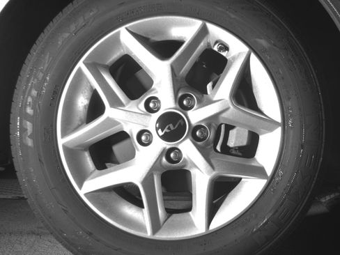 Used 2025 Kia Soul LX w/ LX Technology Package FWD image 24