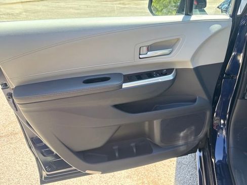 Used 2022 Toyota Sienna XLE w/ XLE Plus Package image 12