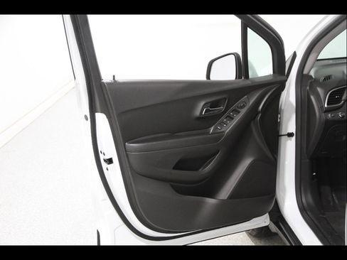 Certified 2022 Chevrolet Trax LT w/ LT Convenience Package image 4