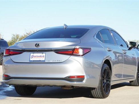 Used 2024 Lexus ES 250 w/ Premium Package image 9