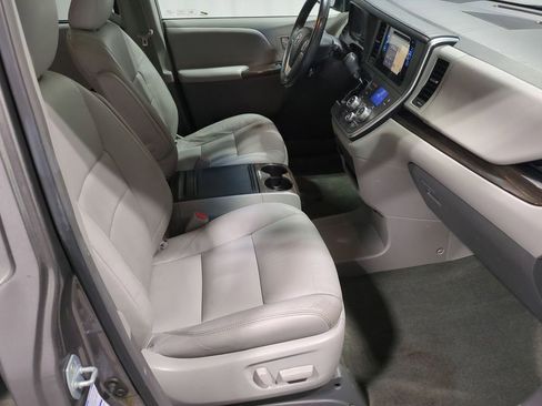 Used 2017 Toyota Sienna XLE image 25