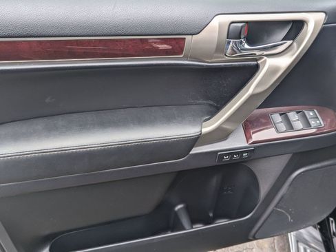 Used 2017 Lexus GX 460 Premium w/ Premium Package image 12