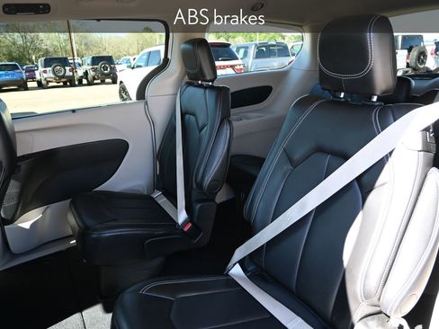 Used 2024 Chrysler Pacifica Touring-L image 22