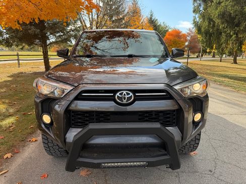 Used 2020 Toyota 4Runner SR5 4WD image 2