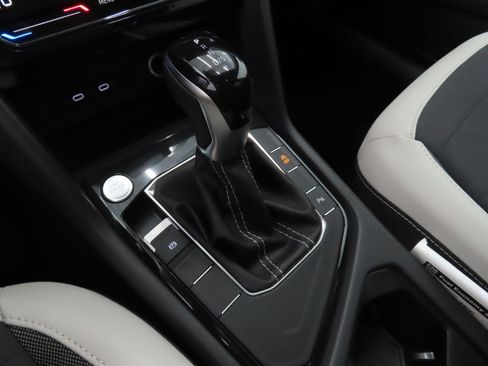 New 2026 Volkswagen Taos SE FWD image 17