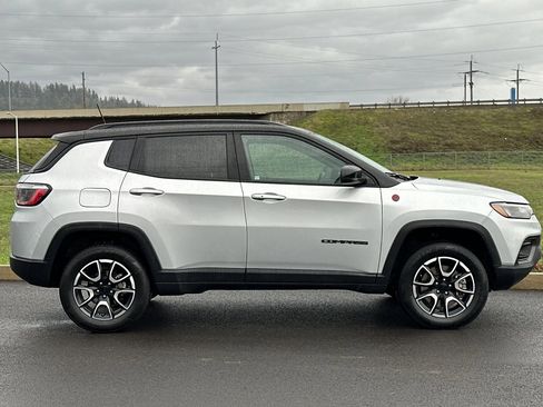 Used 2024 Jeep Compass Trailhawk image 2