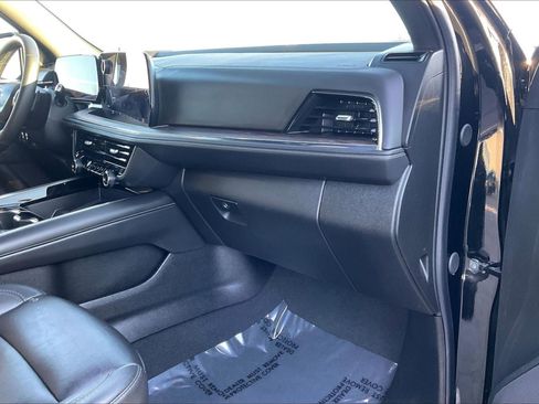 Used 2025 Chevrolet Suburban Z71 image 12