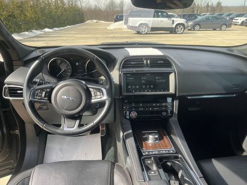 Used 2019 Jaguar F-PACE Prestige image 12