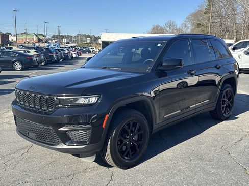 Used 2023 Jeep Grand Cherokee Altitude image 3