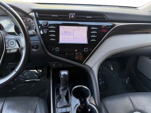 Used 2018 Toyota Camry XLE image 15