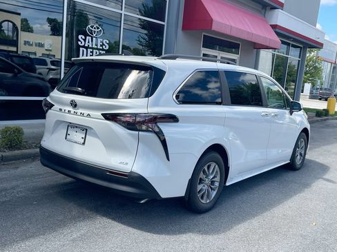 Used 2026 Toyota Sienna XLE FWD image 15