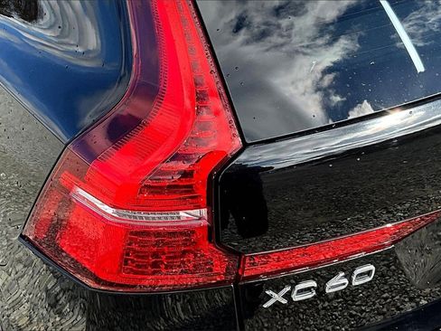 Used 2019 Volvo XC60 T6 Momentum w/ Multimedia Package image 28