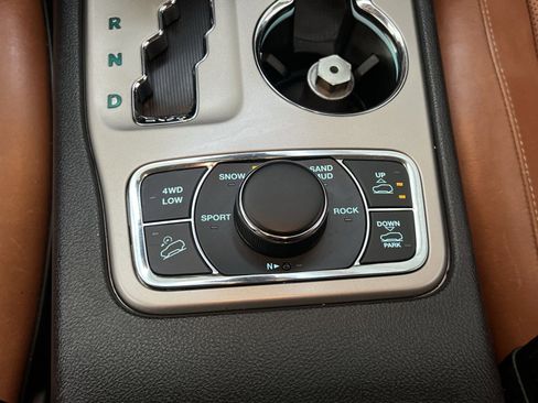 Used 2013 Jeep Grand Cherokee Overland Summit image 32