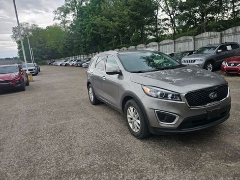 Used 2018 Kia Sorento FWD image 4