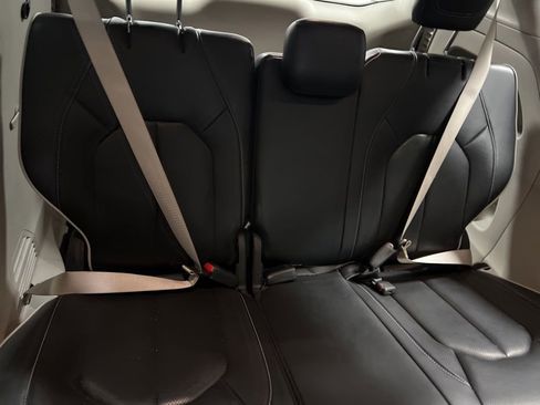 Used 2024 Chrysler Pacifica Limited image 13
