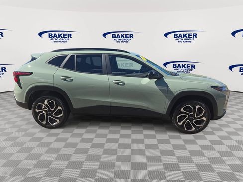 Used 2024 Chevrolet Trax RS w/ Driver Confidence Package FWD image 2