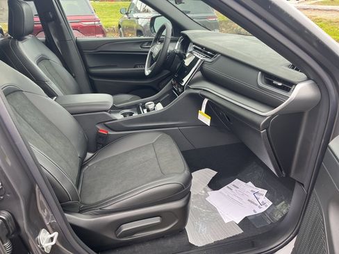 New 2025 Jeep Grand Cherokee Altitude image 11