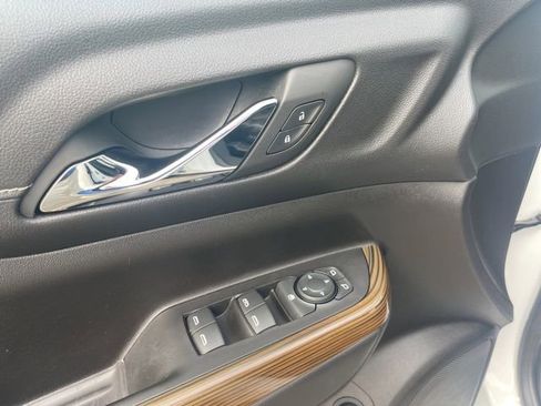 Used 2023 GMC Acadia SLE w/ Driver Convenience Package image 19