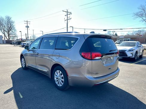 Used 2018 Chrysler Pacifica Touring-L image 11