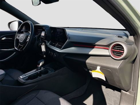 Used 2024 Chevrolet Trax RS w/ Driver Confidence Package image 27