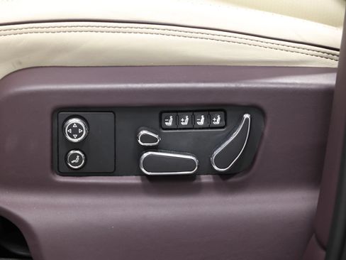 Used 2023 Bentley Bentayga Extended Wheelbase AWD/4WD image 18
