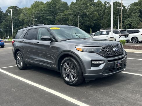 Used 2023 Ford Explorer XLT w/ Equipment Group 202A RWD image 2