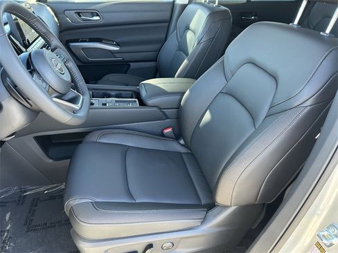 New 2025 Nissan Pathfinder SL image 17