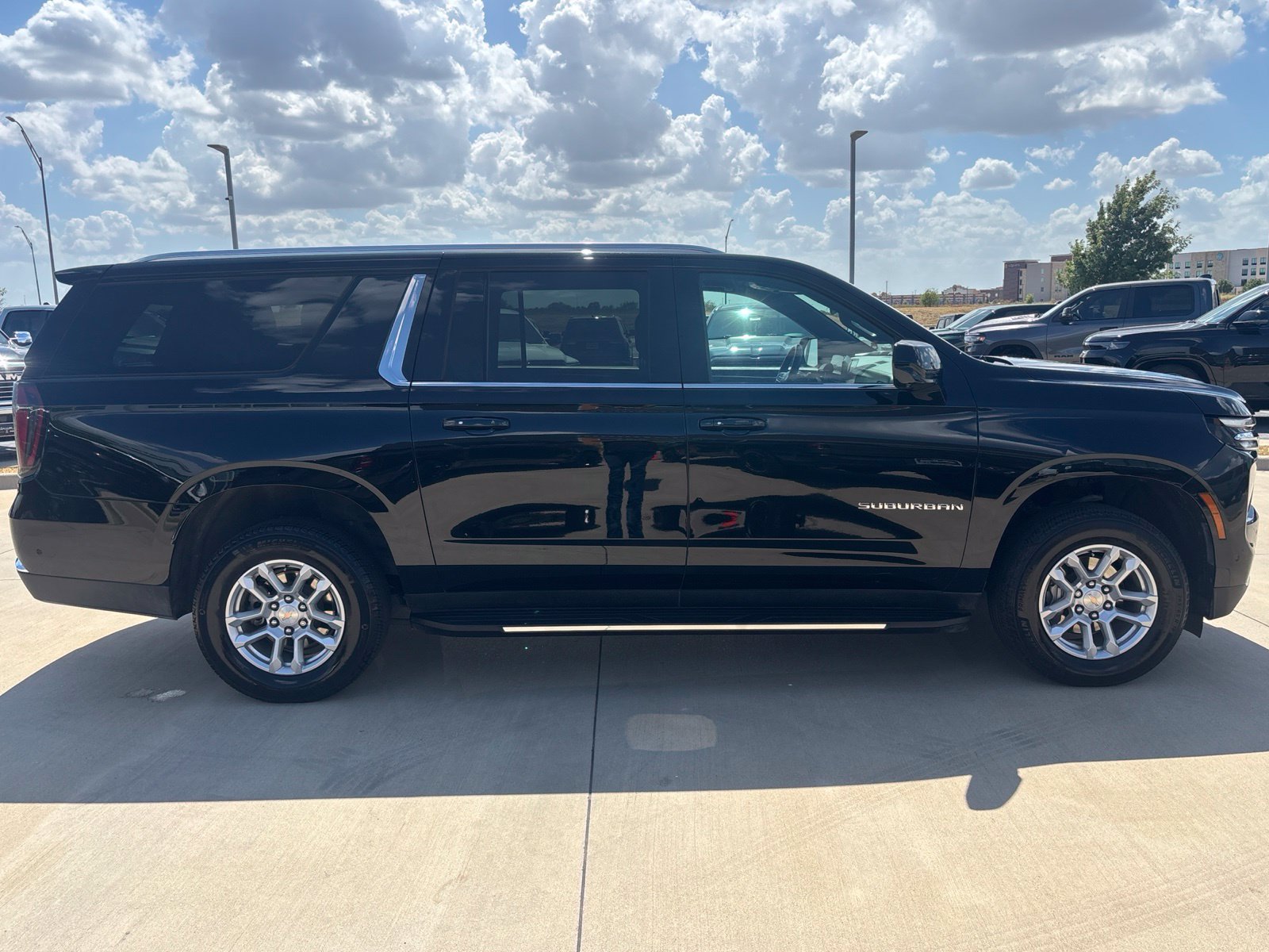 Used 2025 Chevrolet Suburban LT RWD image 6