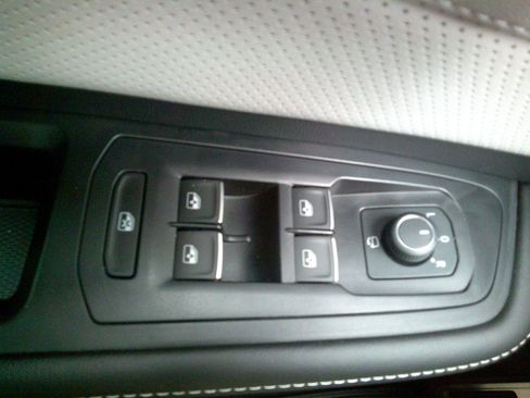 Used 2025 Volkswagen Atlas Cross Sport SEL Premium R-Line image 13