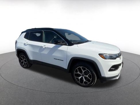 Used 2025 Jeep Compass Limited AWD/4WD image 2