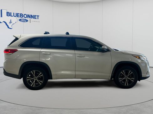 Used 2017 Toyota Highlander LE FWD image 4