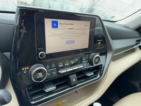 Used 2023 Toyota Highlander XLE image 4