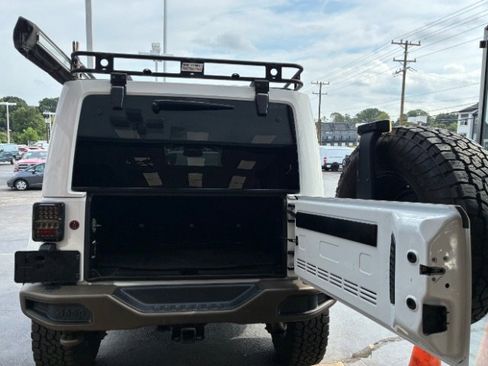 Used 2016 Jeep Wrangler Unlimited Sahara image 10