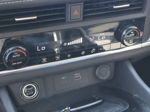 Used 2023 Nissan Rogue SV FWD image 23