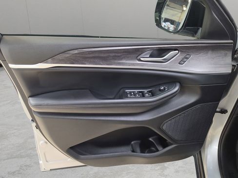 Used 2024 Jeep Grand Cherokee Limited image 14